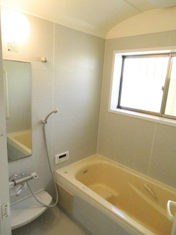 バス・シャワールーム　窓付きで換気良好なバスルーム。追い焚き機能付きで、安心です。