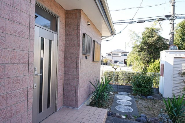 庭　防犯面格子付きの窓で安心。プライバシーに配慮した住環境です。