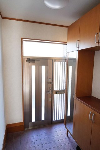 玄関　大容量の鏡付きシューズボックス完備