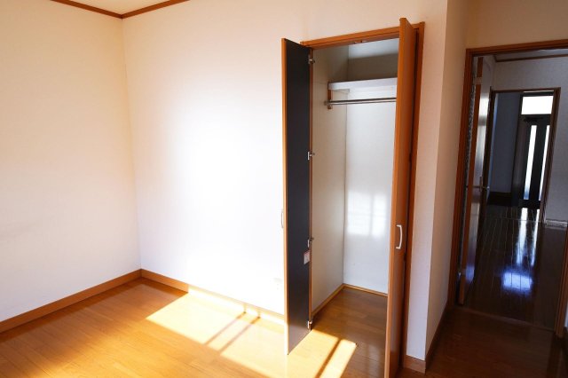 収納　明るい陽光が差し込むクローゼット付フローリングのお部屋。