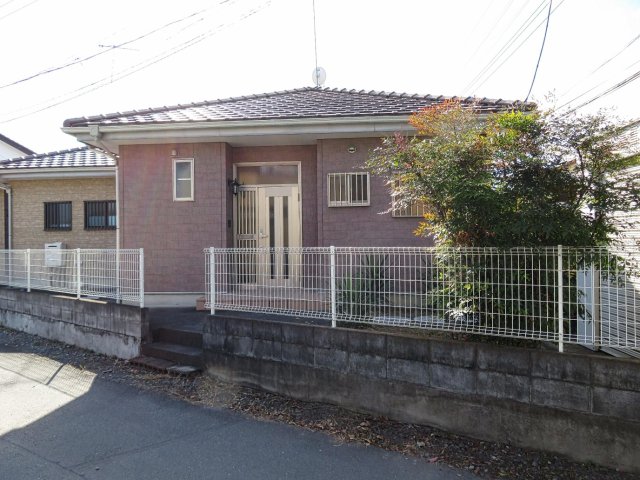 建物外観　陽当たりを遮るものがない平屋スタイル。専用の駐車スペースも。