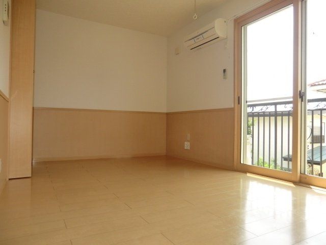 居室・リビング　広々明るいお部屋です