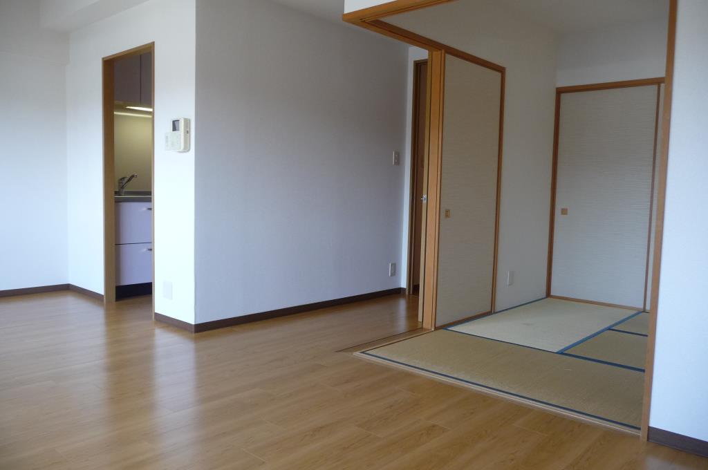 居室・リビング　こちらの居間で趣味の時間をお楽しみください