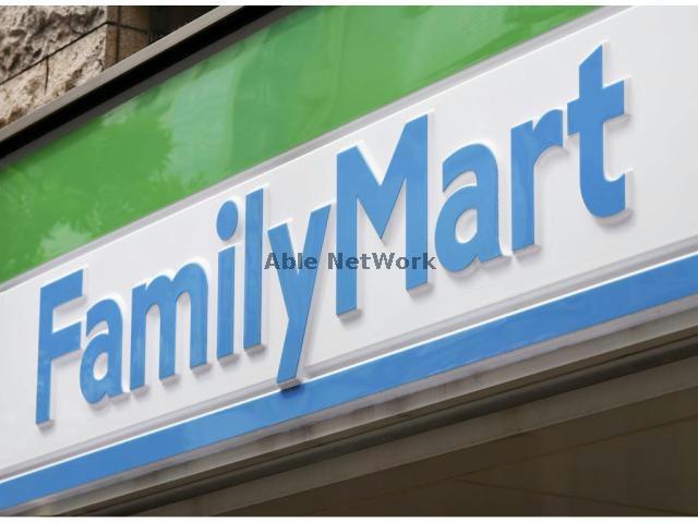 コンビニ　ファミリーマートヤマキ東方店（コンビニ）まで516m