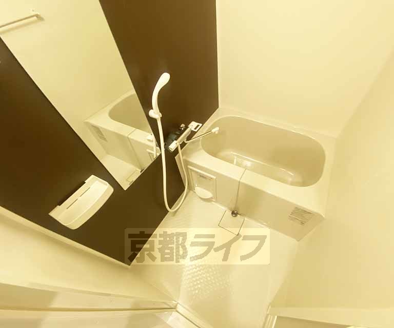 バス・シャワールーム　鏡のある便利なお風呂