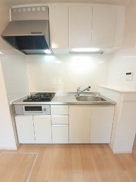 キッチン　ガスコンロとグリル付システムキッチン