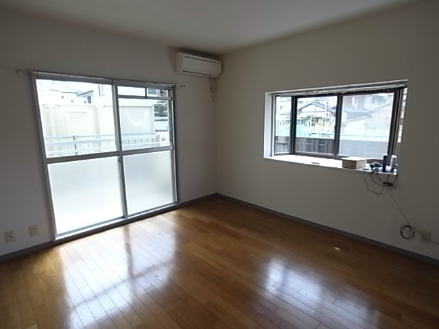 居室・リビング　111号室内装です