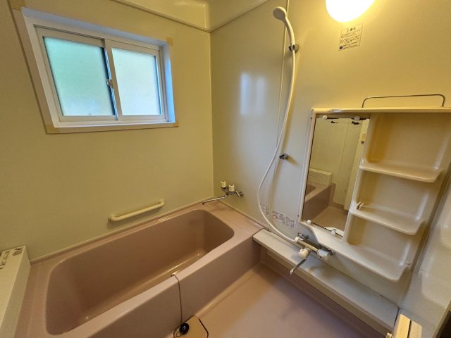 バス・シャワールーム　清潔感のあるユニットバスタイプ。