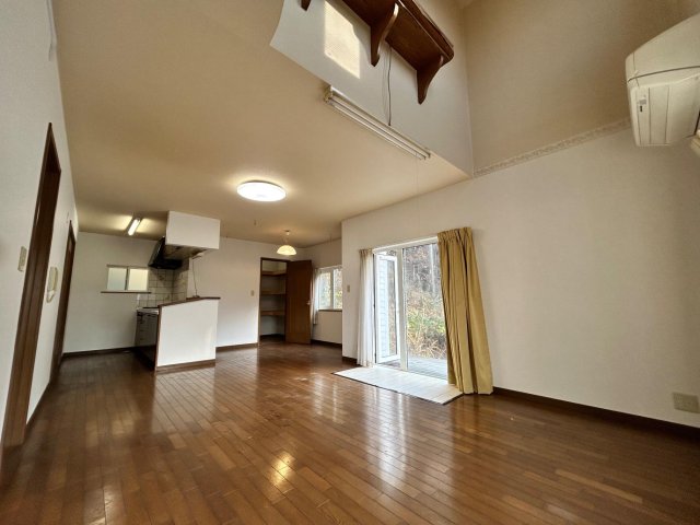 居室・リビング　一部が吹き抜けとなっており、明るく開放的なリビングスペース。