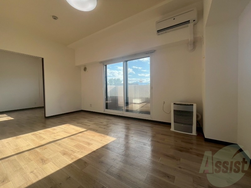 居室・リビング　リビングです。白を基調としていてお部屋全体が明るいですね！