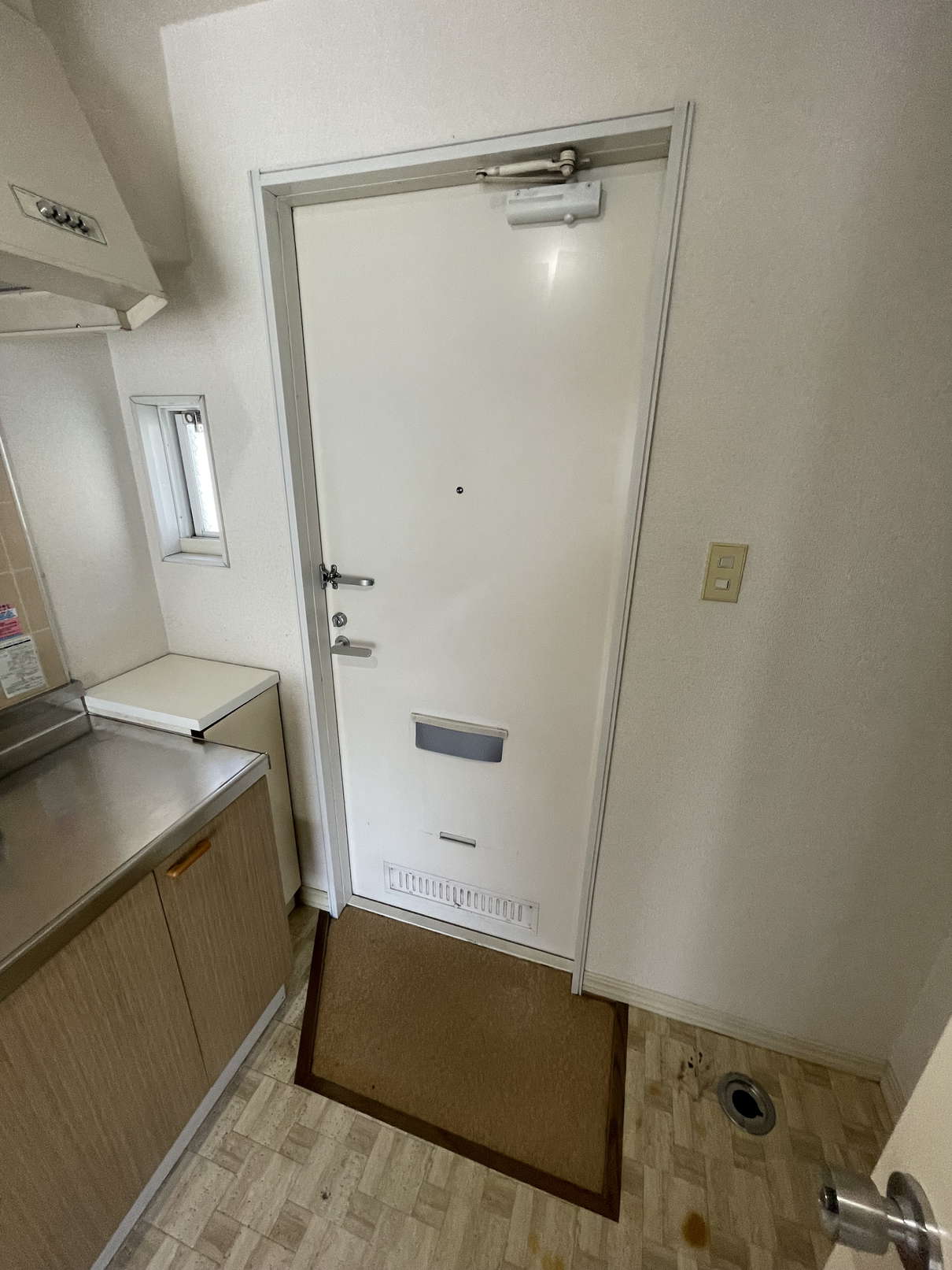 玄関　※同物件別号室の参考写真です。