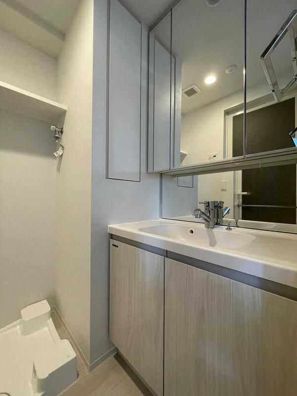 洗面設備　明るい洗面所です