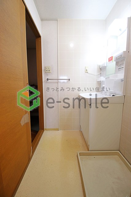 洗面設備　明るい洗面所です