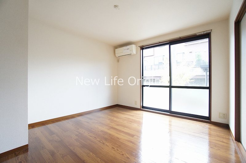 居室・リビング　明るい光が差し込むリビング6.6帖。