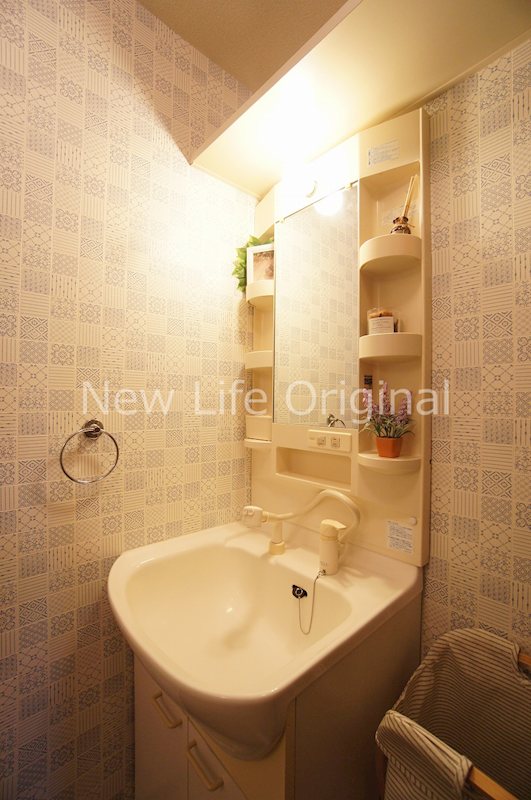 洗面設備　シャワー付き洗面台で忙しい朝でも楽に身支度が出来ます。