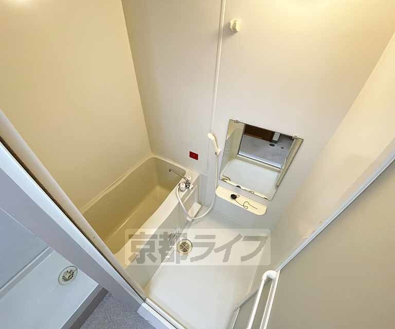 バス・シャワールーム　鏡の付いた便利なお風呂