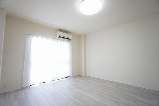 居室・リビング　※他号室の写真です。