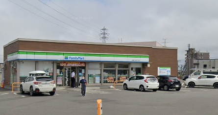 コンビニ　ファミリーマート（コンビニ）まで1438m