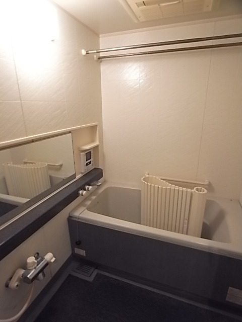 バス・シャワールーム　浴室乾燥機付きのバスルーム