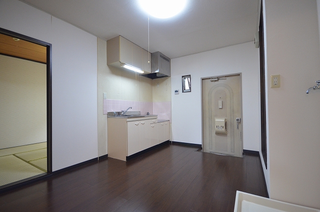 居室・リビング　同物件、別号室のものです。