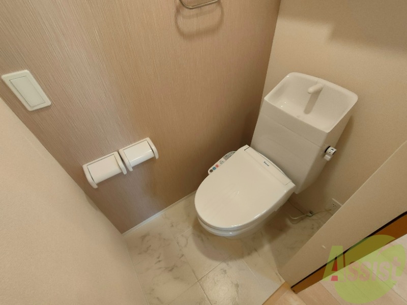 トイレ　温水洗浄便座付きの快適なお手洗いになります。