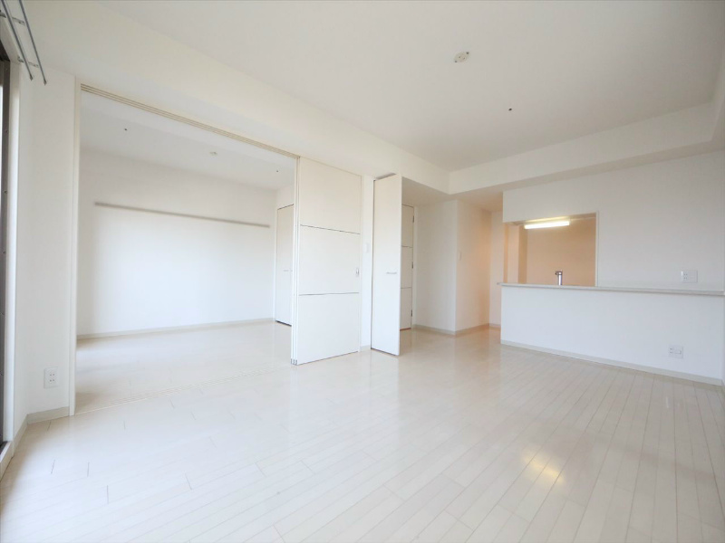 居室・リビング　LDK15.3帖　洋室6.4帖とつなげても仕切っても使えます