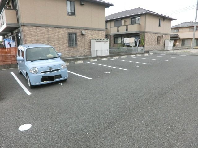 駐車場　敷地内に駐車場ございます