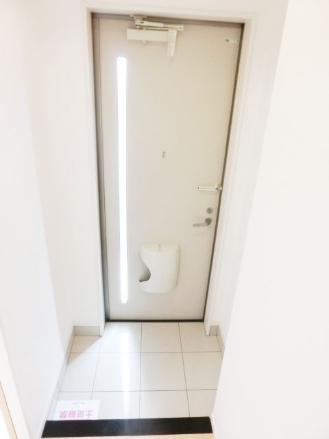 玄関　玄関の照明は人感センサー付きなので出入りが楽チン