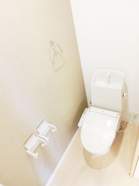 トイレ　温水洗浄機能付きトイレです