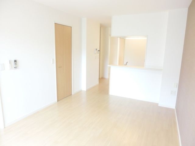 居室・リビング　ウォークインクローゼットを備えた12.6帖のリビング