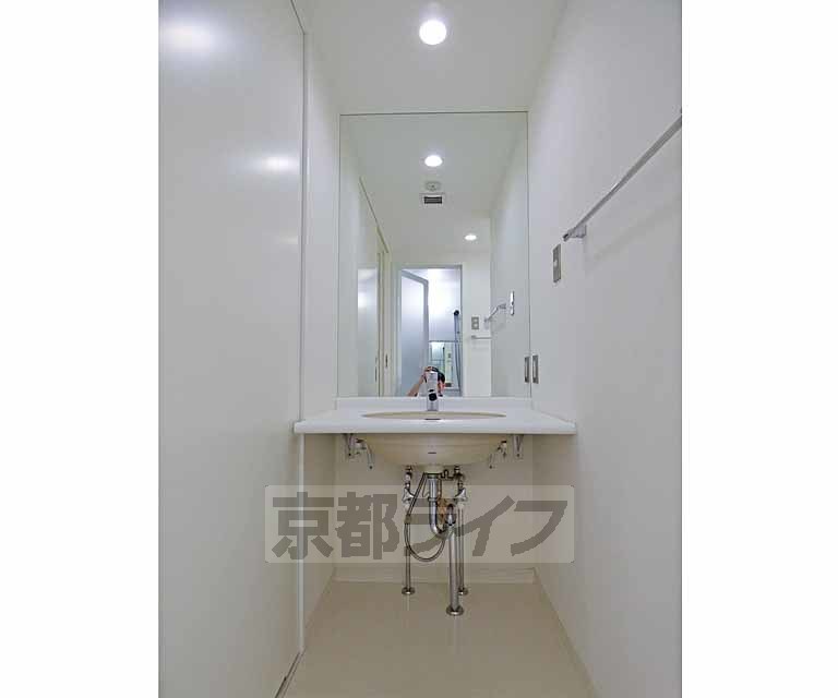 洗面設備　綺麗な洗面台です。