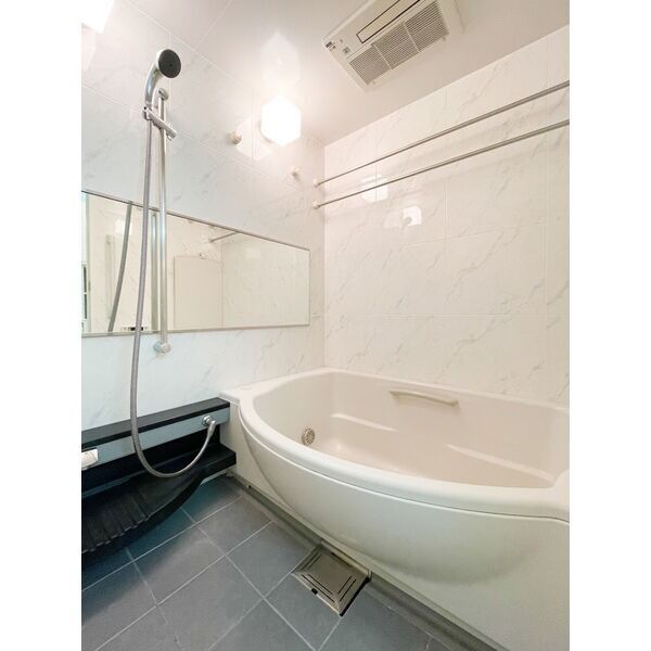 バス・シャワールーム　※写真は同じマンションの違う部屋のものになります。