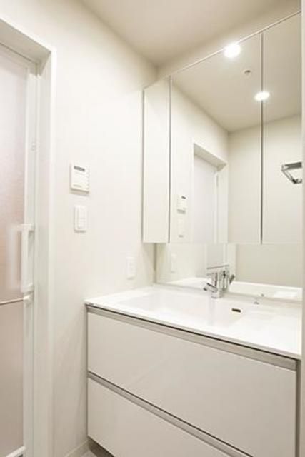 バス・シャワールーム　■キャビネット収納付きの独立洗面台