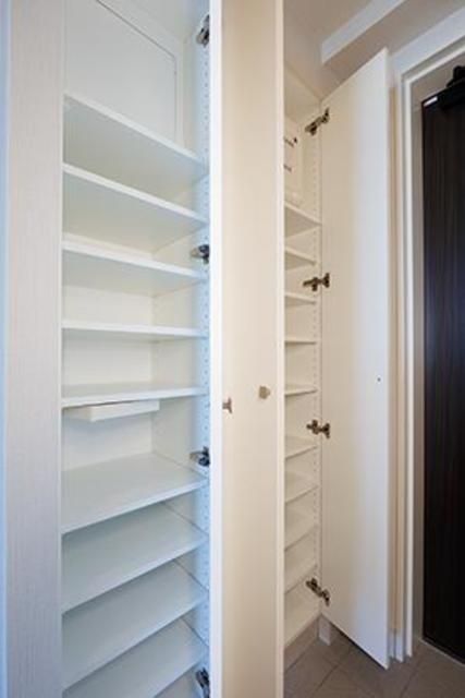 玄関　■モニタ付インターホン付き玄関■シューズラック■ダウンライト