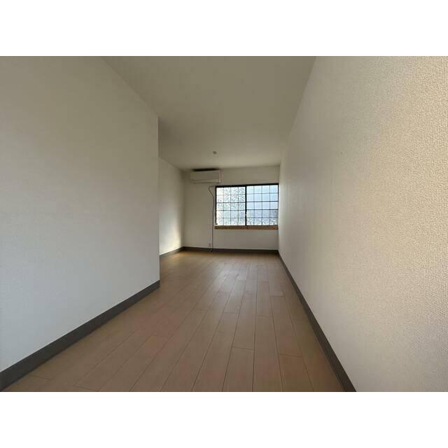 その他部屋・スペース　2階洋室、窓2カ所で明るいです