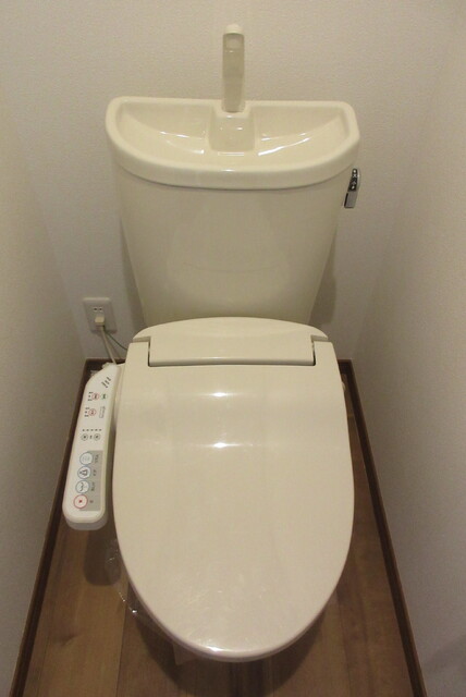 トイレ　温水洗浄便座