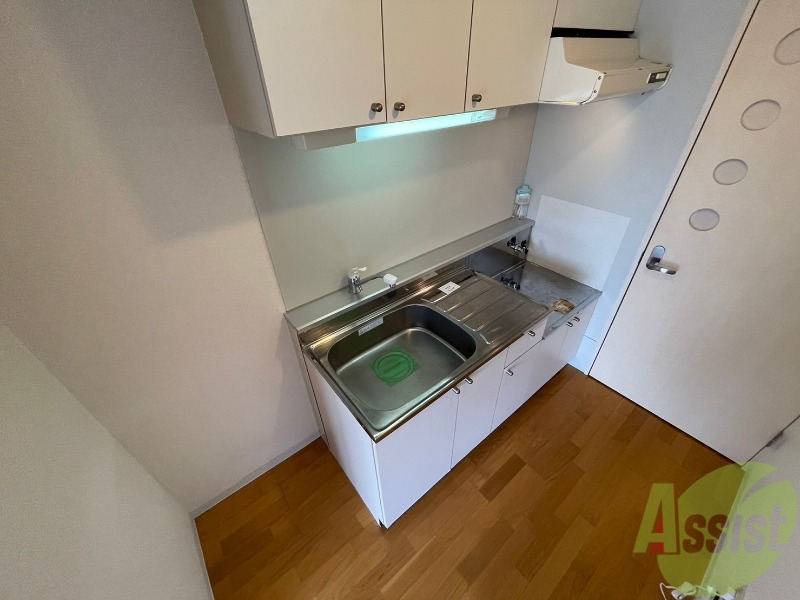 キッチン　キッチン周りは意外と物が多いので棚があるといいですね。