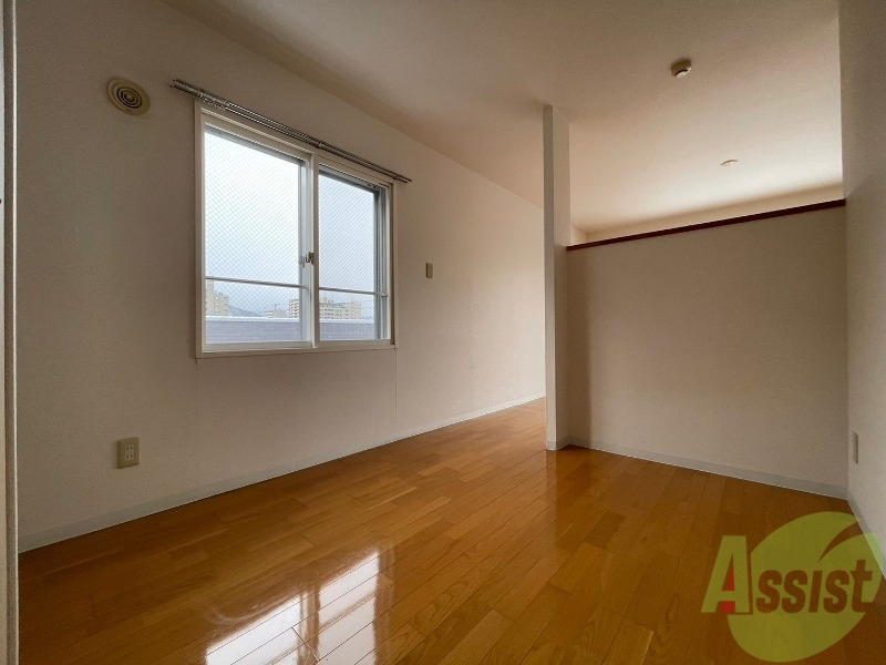 その他部屋・スペース　寝室はこちらです。光が差し込む、温かみのあるお部屋です。