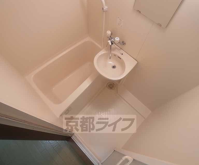 バス・シャワールーム　洗面の付いた浴室です。