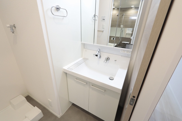 洗面設備　独立洗面台で朝の準備も快適です♪