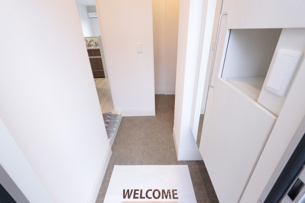 玄関　玄関を入るとホールがあります