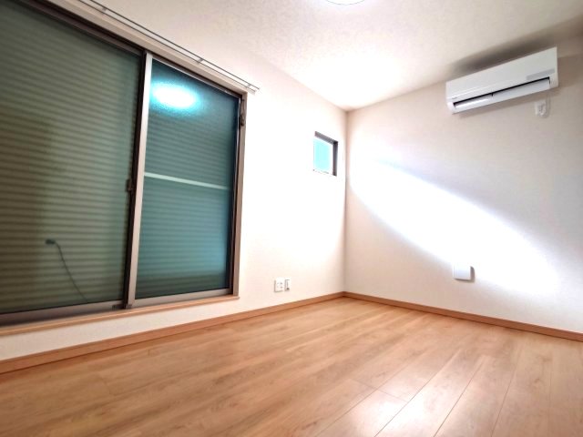 居室・リビング　エアコン完備の洋室