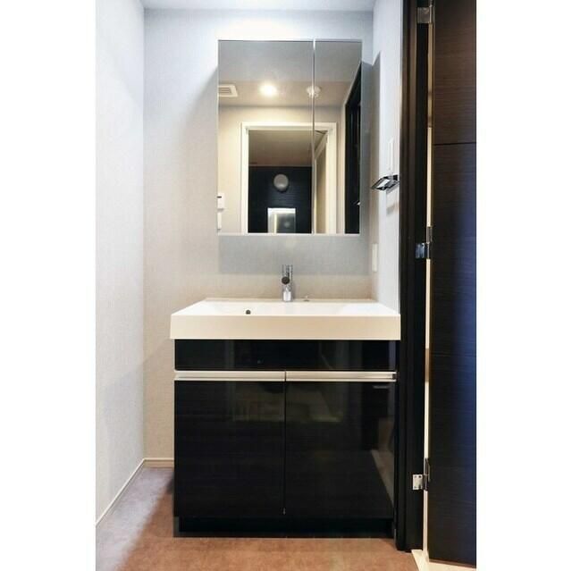 洗面設備　ゆったりとスペースのある洗面所