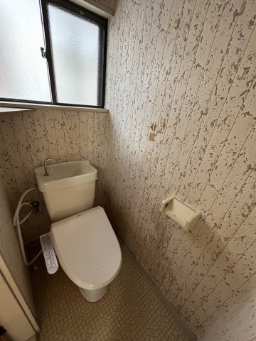 トイレ　落ち着いた色調のトイレです