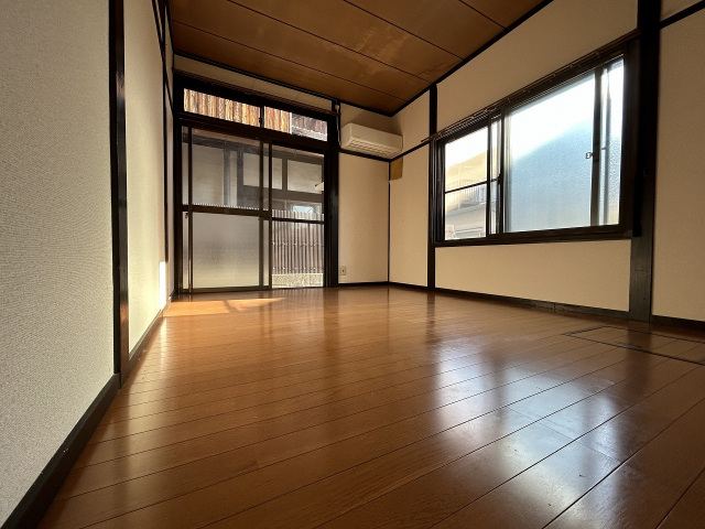 居室・リビング　こちらの居間で趣味の時間をお楽しみください