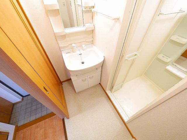 洗面設備　コンパクトで使いやすい洗面所