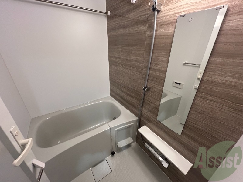 バス・シャワールーム　乾燥機能のついた浴室です。追い焚きもついていて便利です。