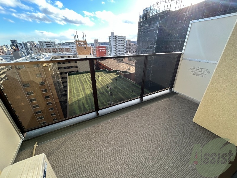 バルコニー　ベランダに出てみました。非常に広く、プチ菜園も出来ますね。