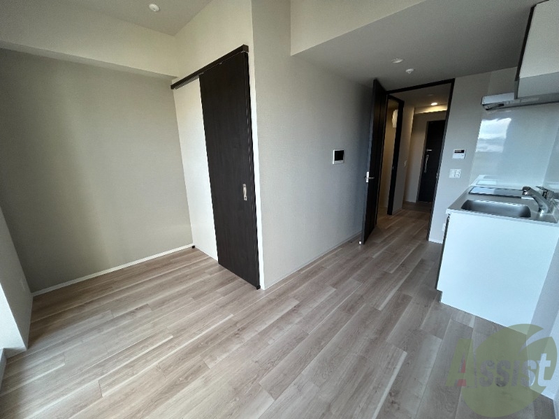 居室・リビング　７．４帖のリビングです。白を基調とした空間がオシャレです。