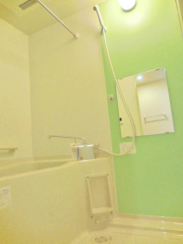 バス・シャワールーム　爽やかなグリーンが癒しの時間をお届けします。